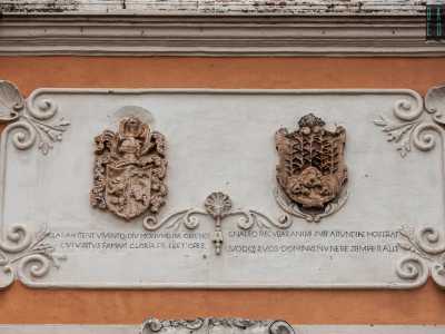 ...lo stemma famigliare affiancato a quello di Canneto